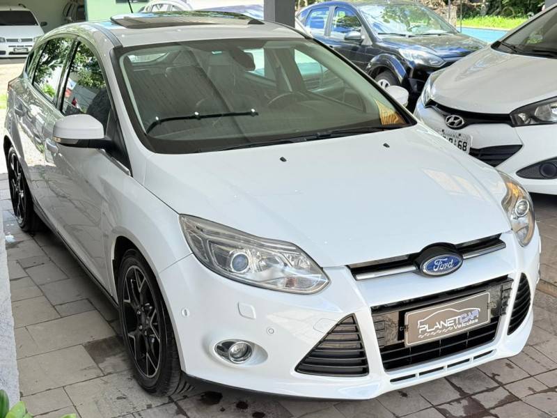 FORD - FOCUS - 2014/2015 - Branca - R$ 62.000,00