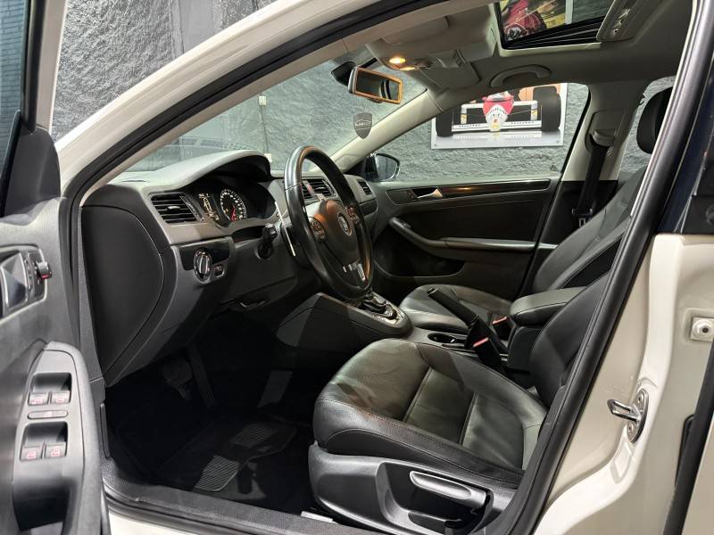 VOLKSWAGEN - JETTA - 2012/2013 - Branca - R$ 69.900,00