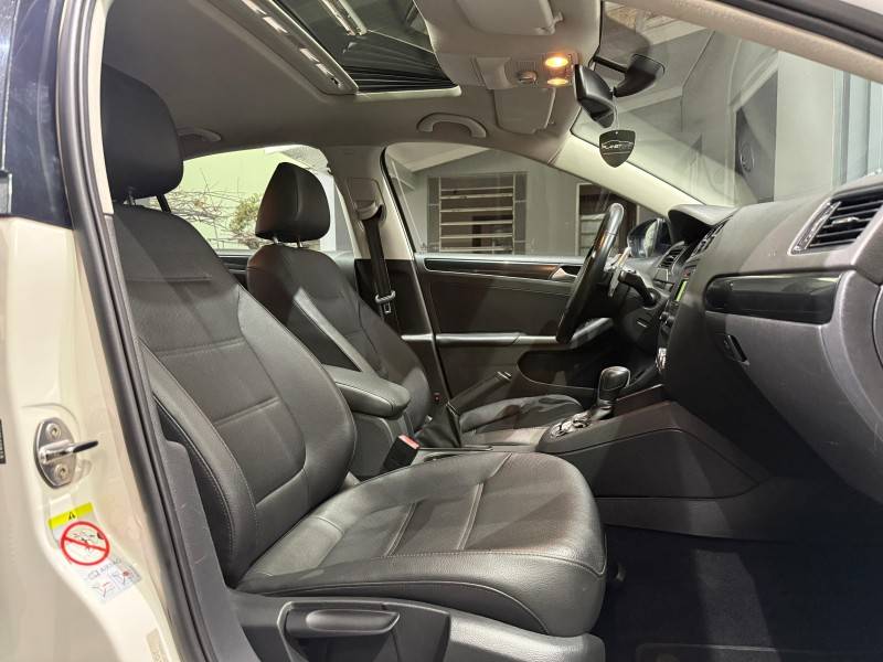 VOLKSWAGEN - JETTA - 2012/2013 - Branca - R$ 69.900,00