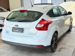 FORD - FOCUS - 2014/2015 - Branca - R$ 62.000,00