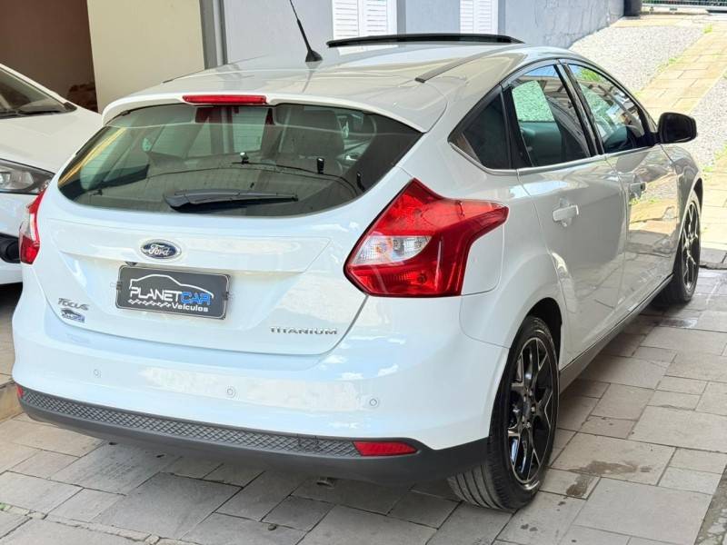 FORD - FOCUS - 2014/2015 - Branca - R$ 62.000,00