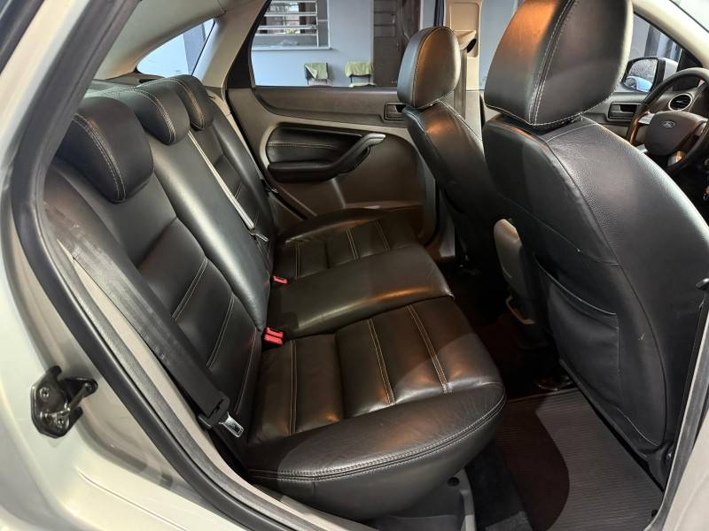 FORD - FOCUS - 2010/2011 - Prata - R$ 39.900,00