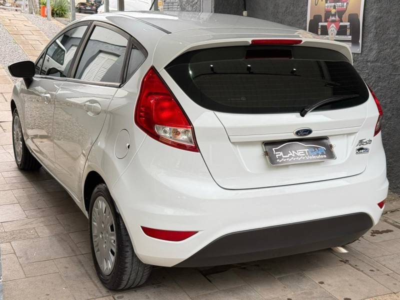 FORD - FIESTA - 2015/2015 - Branca - R$ 43.900,00