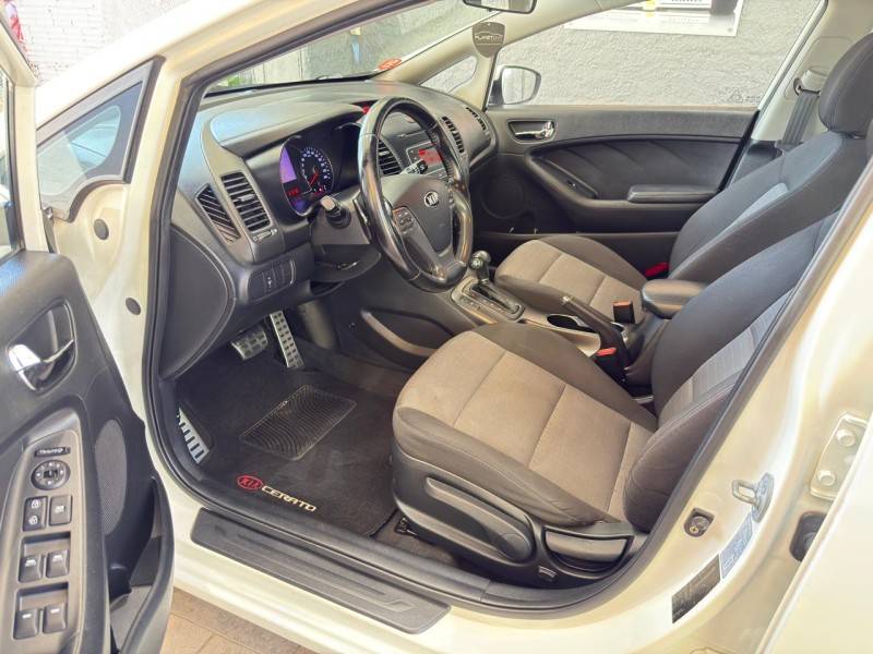 KIA MOTORS - CERATO - 2013/2014 - Branca - R$ 68.000,00