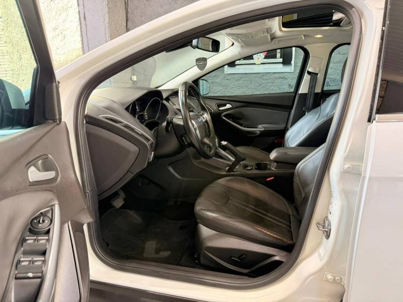 FORD - FOCUS - 2014/2015 - Branca - R$ 62.000,00