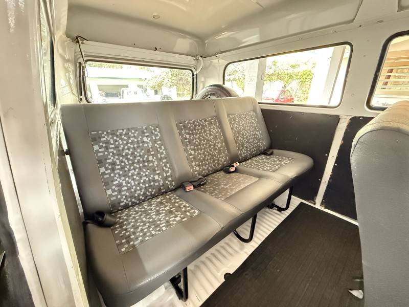 VOLKSWAGEN - KOMBI - 2013/2014 - Branca - R$ 55.000,00