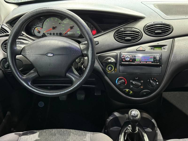 FORD - FOCUS - 2003/2004 - Branca - R$ 24.000,00
