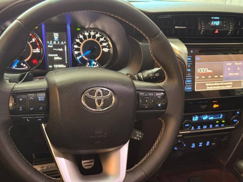 TOYOTA - HILUX SW4 - 2016/2016 - Prata - R$ 206.000,00