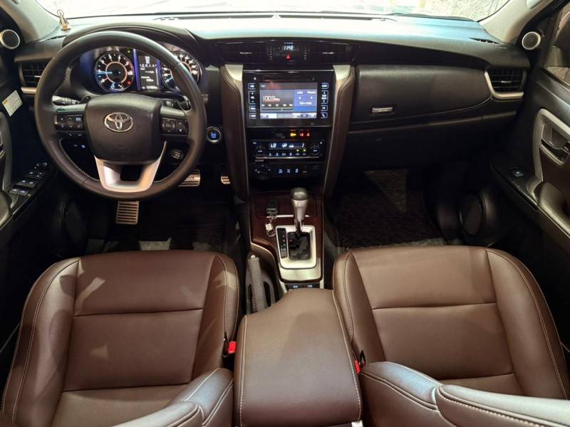 TOYOTA - HILUX SW4 - 2016/2016 - Prata - R$ 206.000,00