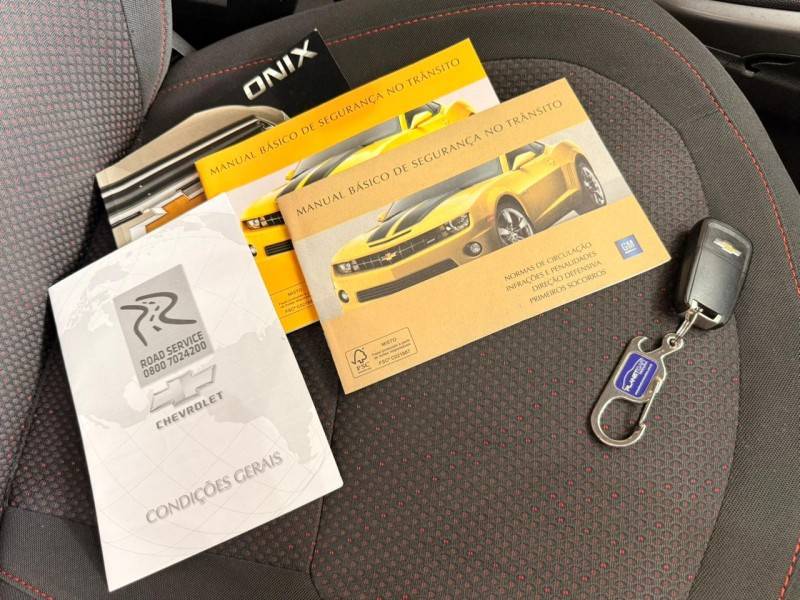 CHEVROLET - ONIX - 2015/2015 - Prata - R$ 52.900,00