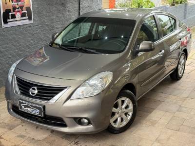 NISSAN - VERSA - 2012/2013 - Cinza - R$ 42.000,00