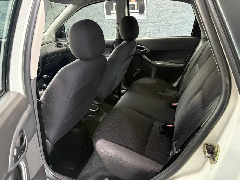 FORD - FOCUS - 2003/2004 - Branca - R$ 24.000,00