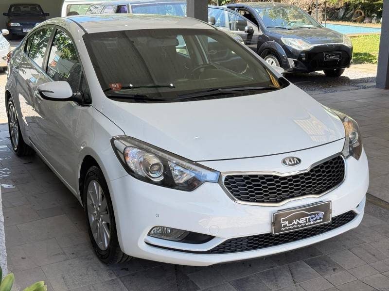 KIA MOTORS - CERATO - 2013/2014 - Branca - R$ 68.000,00
