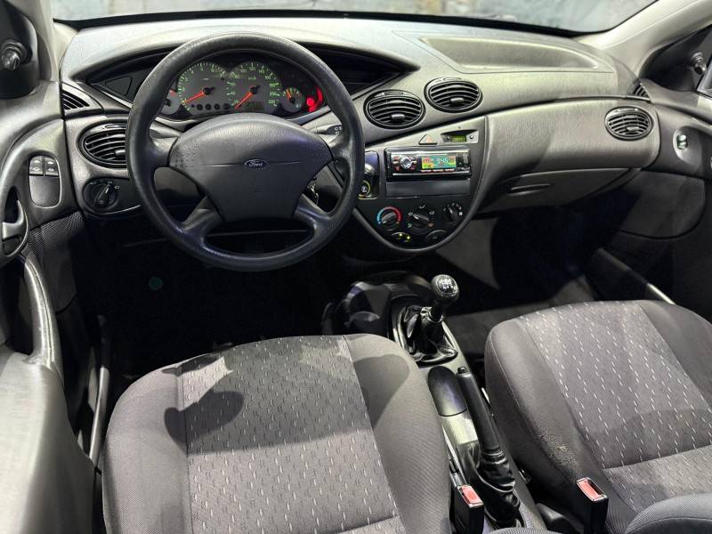 FORD - FOCUS - 2003/2004 - Branca - R$ 24.000,00