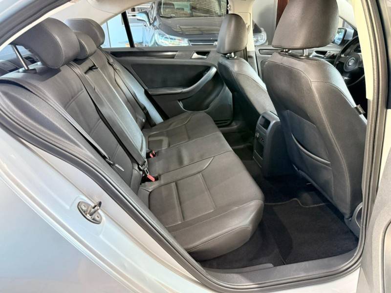 VOLKSWAGEN - JETTA - 2011/2012 - Prata - R$ 59.900,00