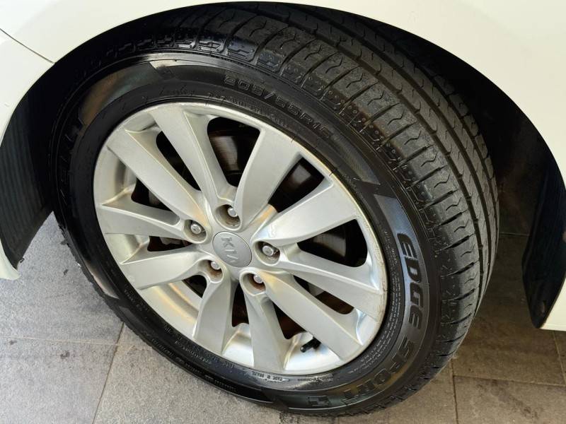 KIA MOTORS - CERATO - 2013/2014 - Branca - R$ 68.000,00