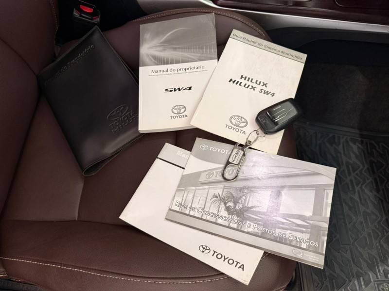 TOYOTA - HILUX SW4 - 2016/2016 - Prata - R$ 206.000,00