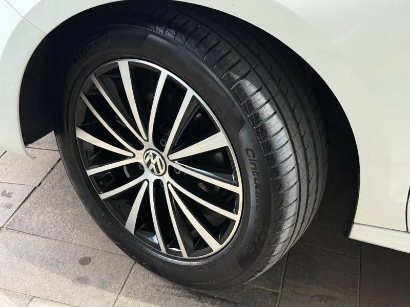 VOLKSWAGEN - JETTA - 2012/2013 - Branca - R$ 69.900,00