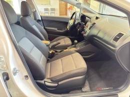 KIA MOTORS - CERATO - 2013/2014 - Branca - R$ 68.000,00