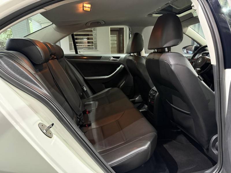 VOLKSWAGEN - JETTA - 2012/2013 - Branca - R$ 69.900,00