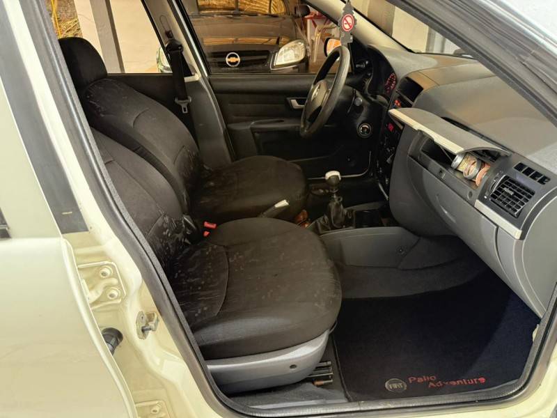 FIAT - PALIO - 2005/2006 - Branca - R$ 24.000,00