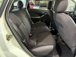 FORD - FOCUS - 2003/2004 - Branca - R$ 24.000,00