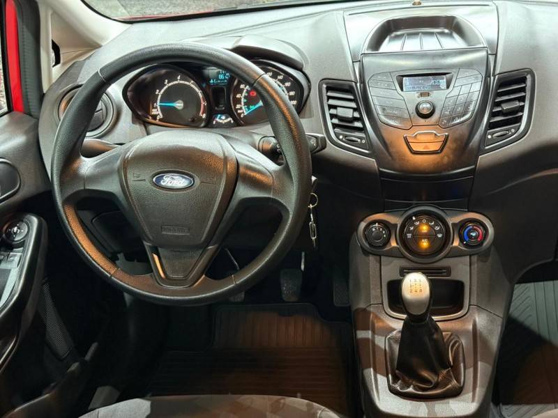 FORD - FIESTA - 2014/2015 - Vermelha - R$ 45.900,00