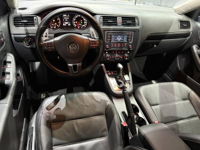 VOLKSWAGEN - JETTA - 2012/2013 - Branca - R$ 69.900,00