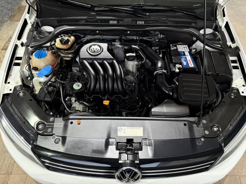 VOLKSWAGEN - JETTA - 2012/2013 - Branca - R$ 69.900,00