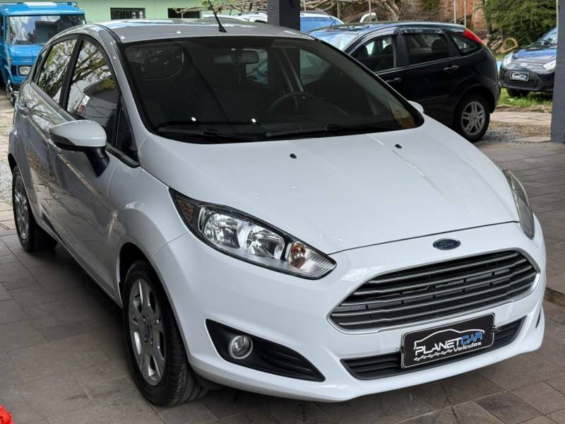 FORD - FIESTA - 2015/2016 - Branca - R$ 49.900,00