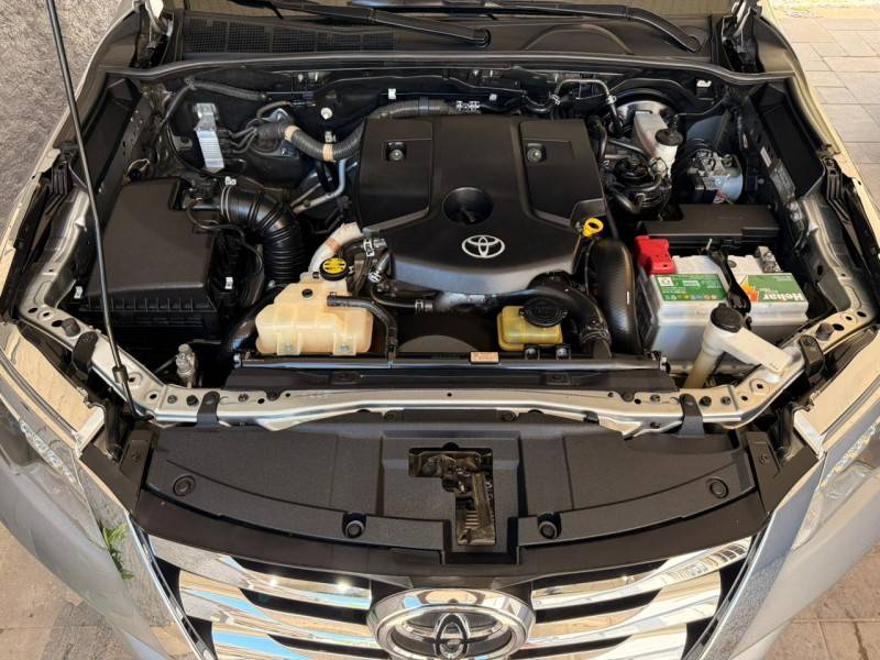 TOYOTA - HILUX SW4 - 2016/2016 - Prata - R$ 206.000,00