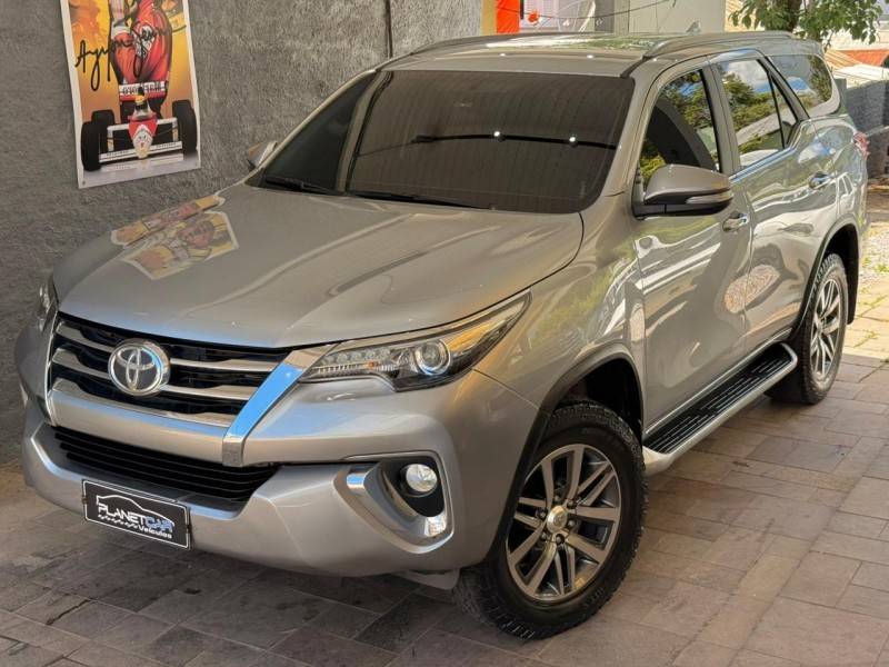 TOYOTA - HILUX SW4 - 2016/2016 - Prata - R$ 206.000,00