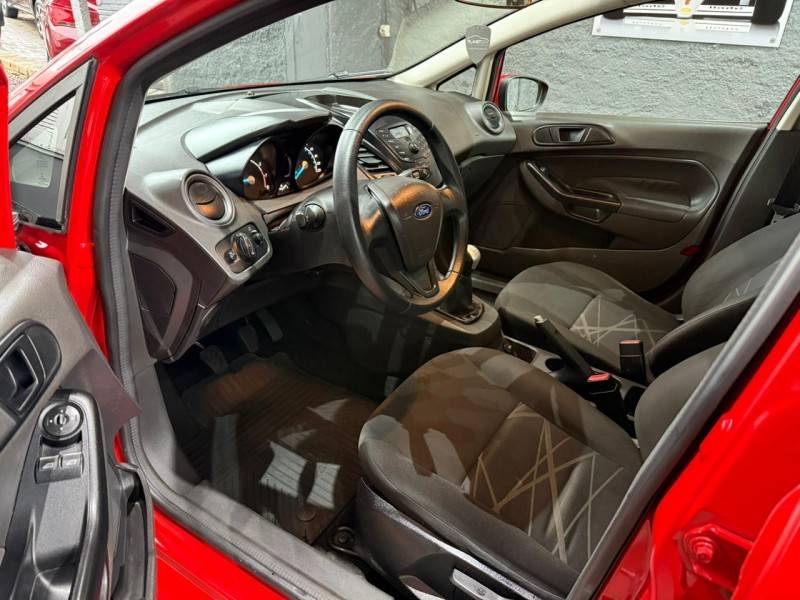 FORD - FIESTA - 2014/2015 - Vermelha - R$ 45.900,00