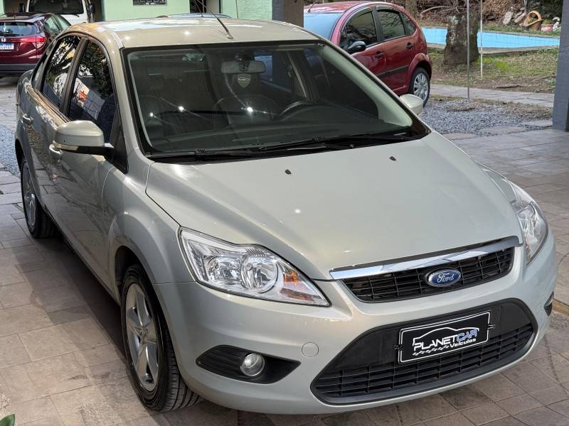 FORD - FOCUS - 2010/2011 - Prata - R$ 39.900,00