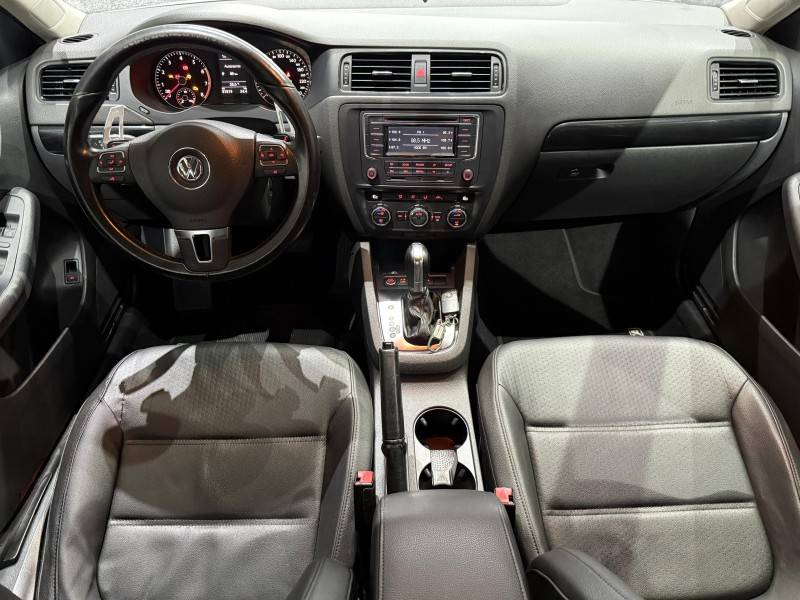 VOLKSWAGEN - JETTA - 2012/2013 - Branca - R$ 69.900,00