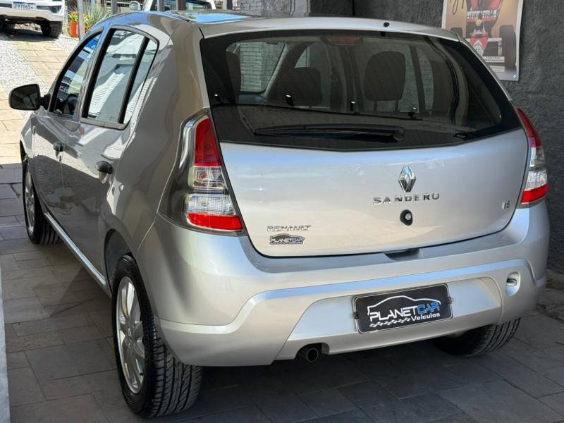 RENAULT - SANDERO - 2013/2014 - Prata - R$ 36.500,00