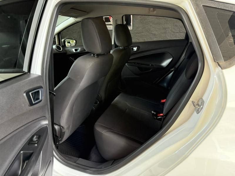 FORD - FIESTA - 2015/2016 - Branca - R$ 49.900,00
