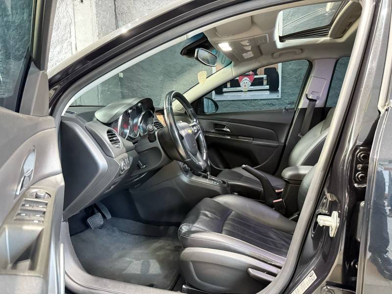 CHEVROLET - CRUZE - 2013/2014 - Preta - R$ 72.000,00