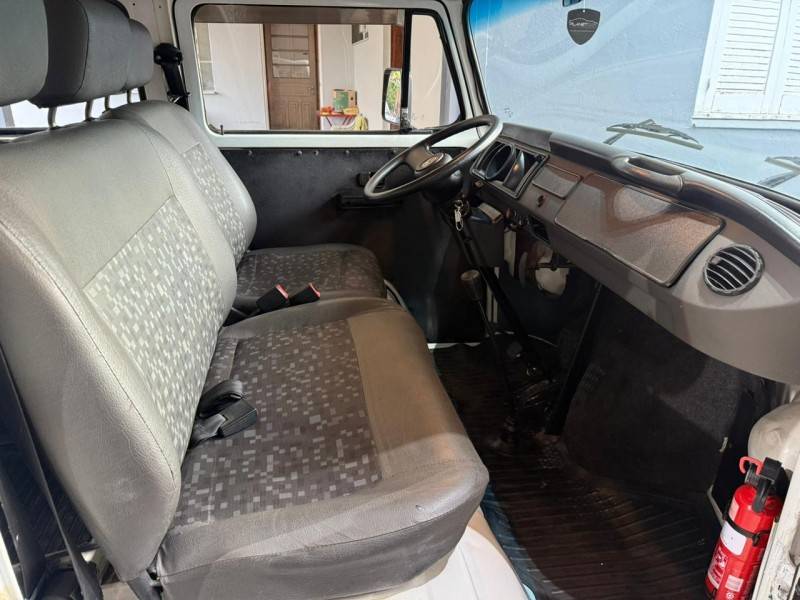 VOLKSWAGEN - KOMBI - 2013/2014 - Branca - R$ 55.000,00