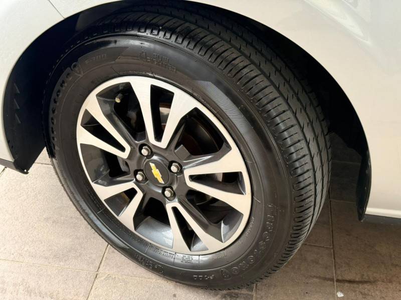 CHEVROLET - ONIX - 2015/2015 - Prata - R$ 52.900,00