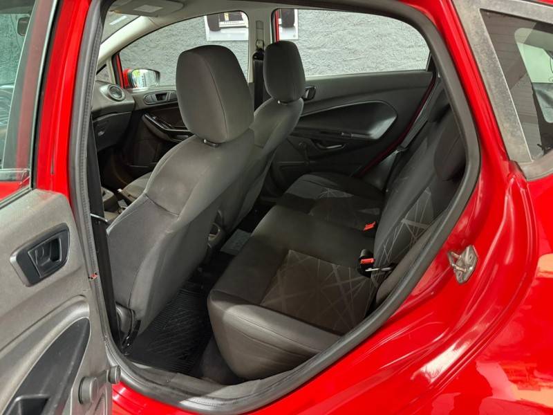 FORD - FIESTA - 2014/2015 - Vermelha - R$ 45.900,00