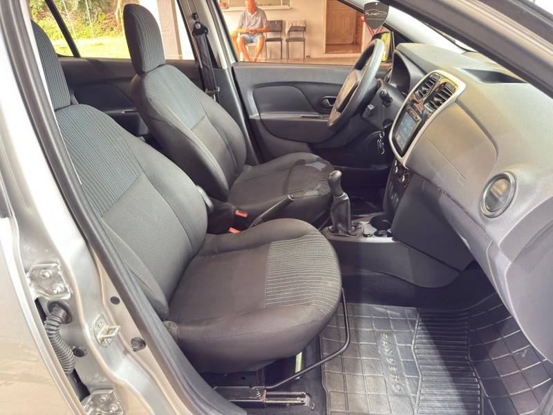 RENAULT - SANDERO - 2017/2017 - Prata - R$ 42.500,00