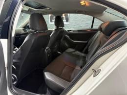 VOLKSWAGEN - JETTA - 2012/2013 - Branca - R$ 69.900,00