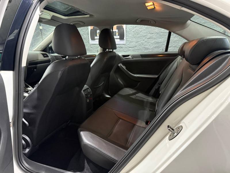 VOLKSWAGEN - JETTA - 2012/2013 - Branca - R$ 69.900,00