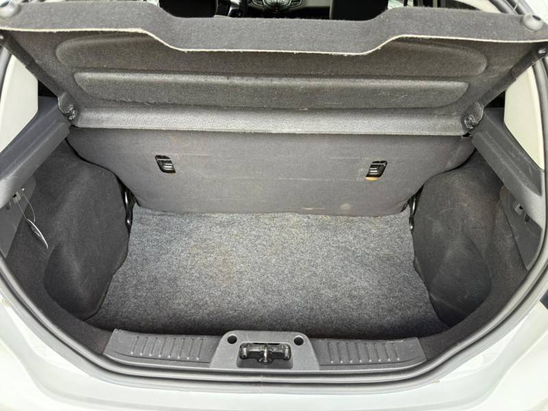 FORD - FIESTA - 2015/2016 - Branca - R$ 49.900,00