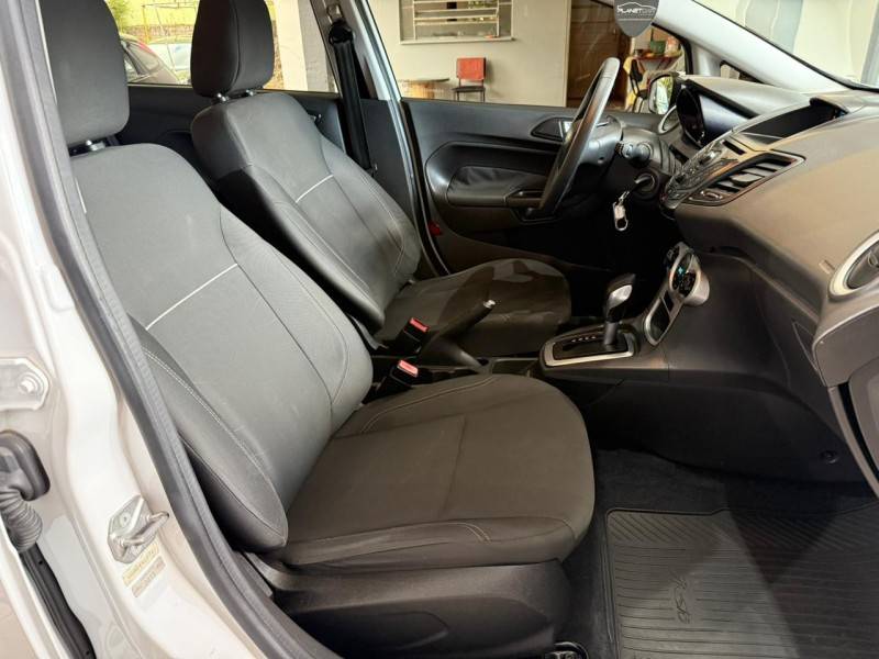 FORD - FIESTA - 2015/2016 - Branca - R$ 49.900,00