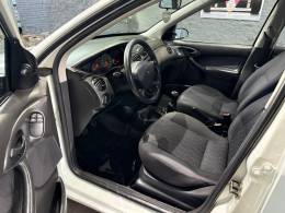 FORD - FOCUS - 2003/2004 - Branca - R$ 24.000,00