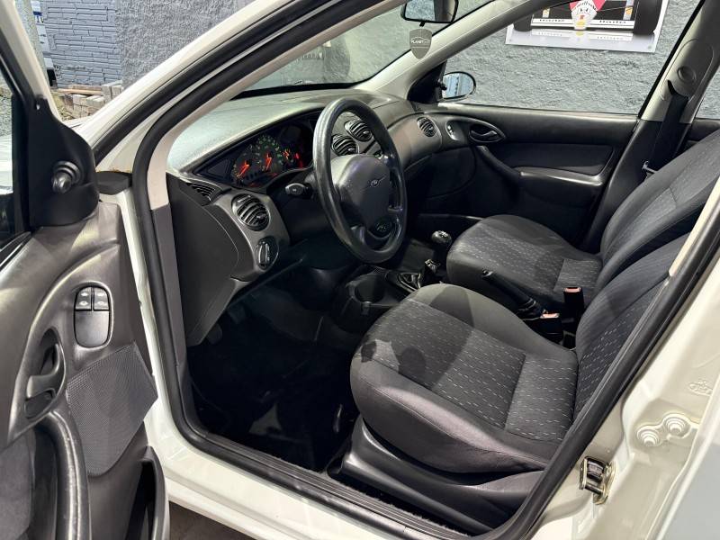 FORD - FOCUS - 2003/2004 - Branca - R$ 24.000,00