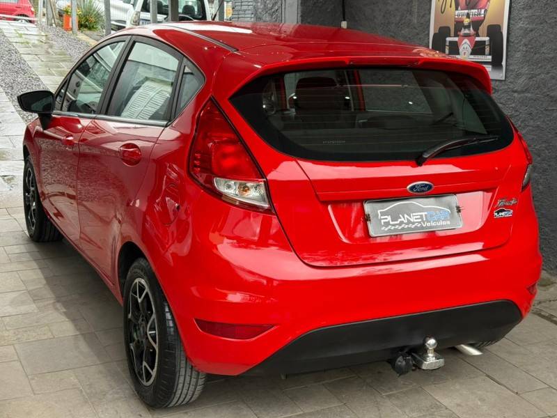 FORD - FIESTA - 2014/2015 - Vermelha - R$ 45.900,00