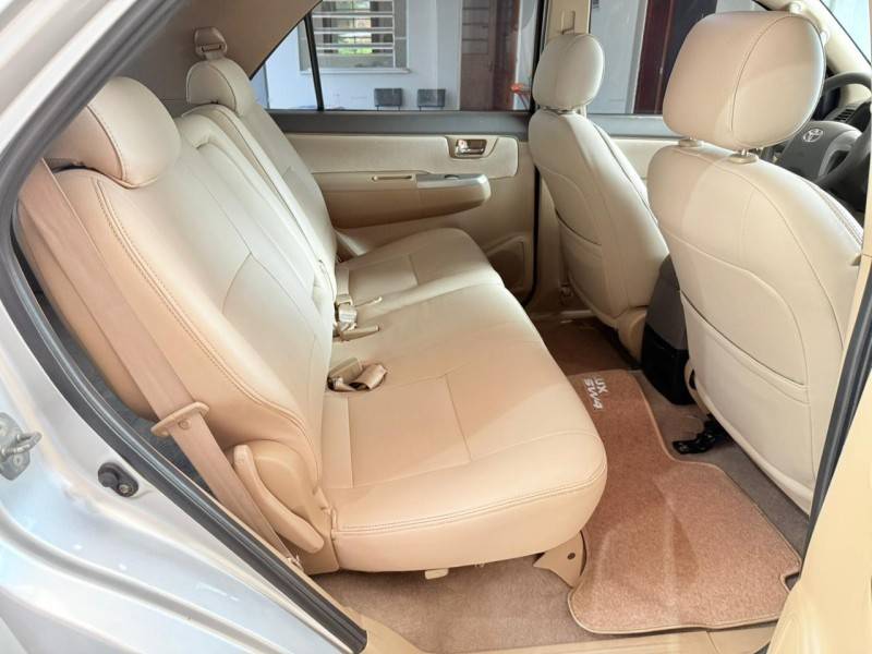 TOYOTA - HILUX SW4 - 2012/2012 - Prata - R$ 104.900,00